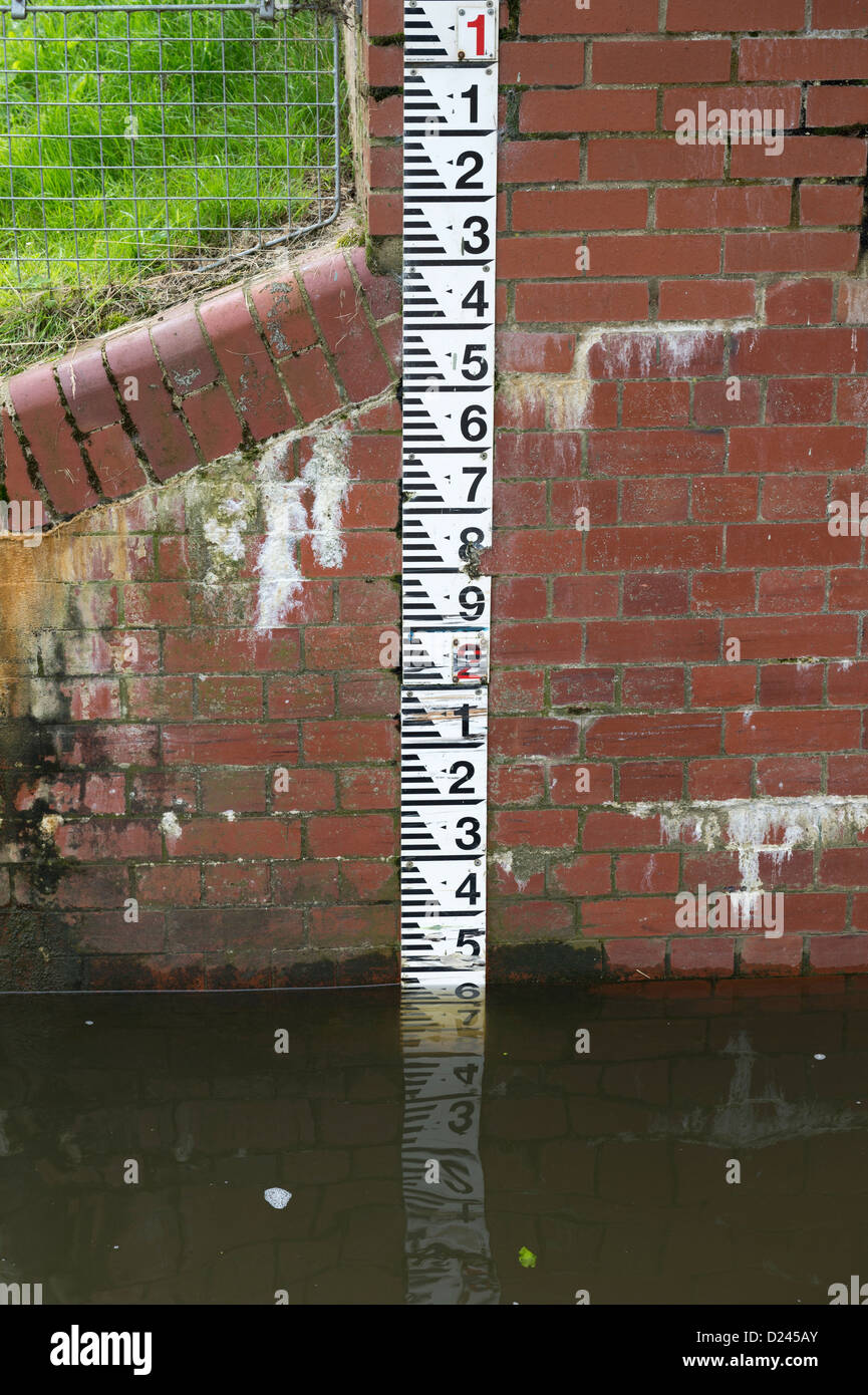 Jauge de niveau d'eau sur un mur de blocage - Eaton Socon Lock, de la rivière Great Ouse, Eaton Socon, England UK. Banque D'Images