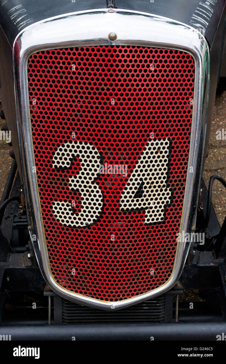 Numéro 34 peint sur l'avant de calandre d'une voiture personnalisée de Morris. Banque D'Images