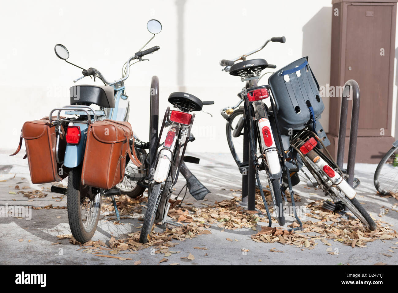 PARIS, FRANCE : les vélos et les sacoches avec un scooter garé au hasard sur la rue Banque D'Images