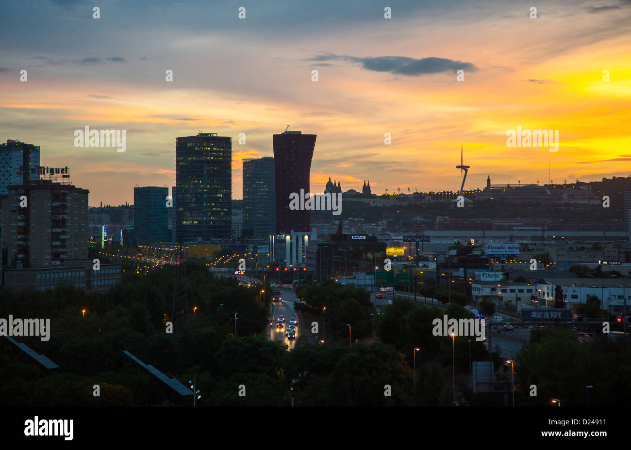 Espagne, Barcelone,aube vue de la zone sud de la ville avec les tours Toyo Ito Banque D'Images