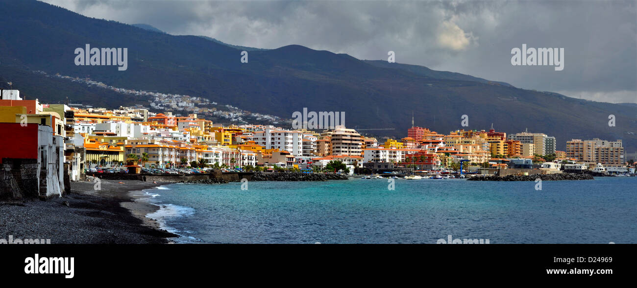Photo panoramique de la ville et de la plage de Candelaria de la partie orientale de Tenerife, dans les îles Canaries. Banque D'Images
