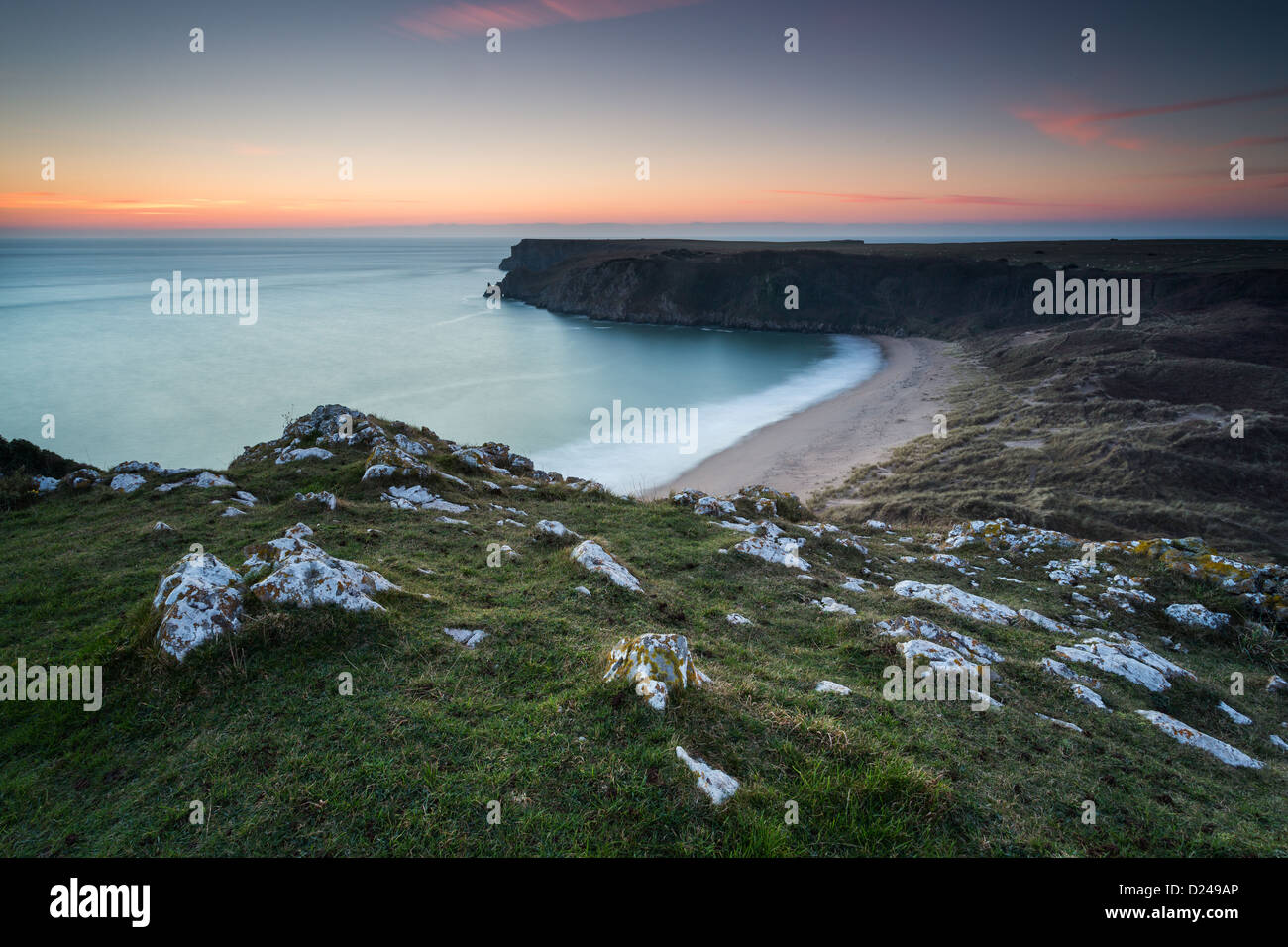 Barafundle Bay dans la région de Pembrokeshire, Pays de Galles. Hiver coucher de soleil sur la plage d'or et des dunes de sable. Banque D'Images