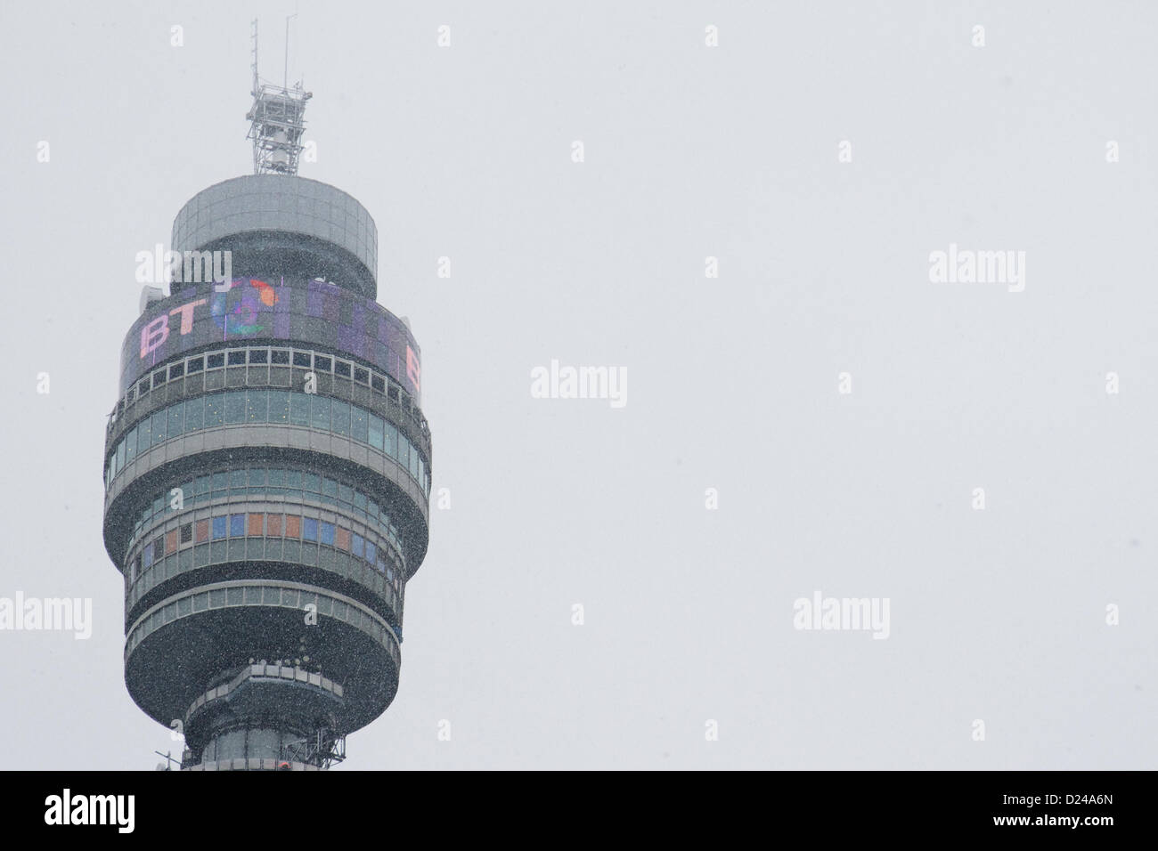 Londres, Royaume-Uni. 14 janvier 2013. Une brève vague de neige obscurcit partiellement BT Tower dans le centre de Londres. Les météorologues ont averti que jusqu'à 10cm de neige dans certaines parties du pays pourrait causer une interruption de voyage et le Met Office a un niveau 2 d'alerte météo en place pour l'ensemble de l'Angleterre. George Henton / Alamy Live News. Banque D'Images