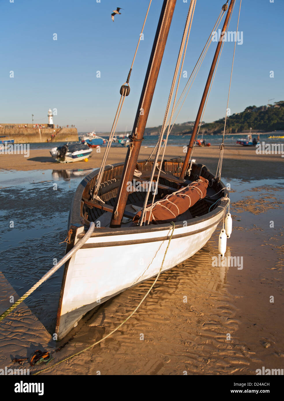 Yacht échoué dans le port de St Ives Cornwall UK sur un ciel bleu soirée ensoleillée Banque D'Images