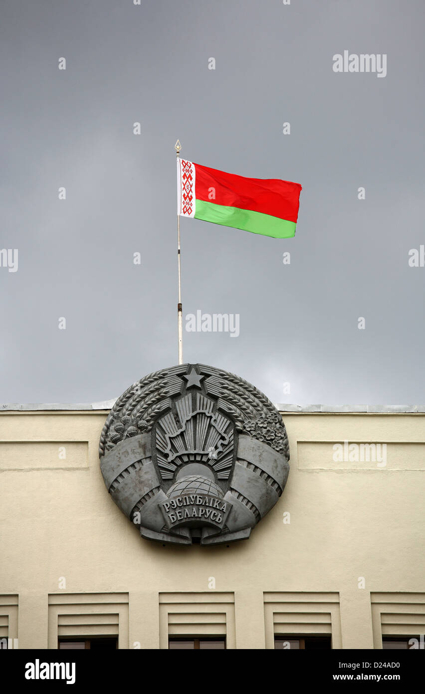 Minsk, Bélarus, le Biélorusse drapeau et d'armoiries de la maison de Gouvernement Banque D'Images