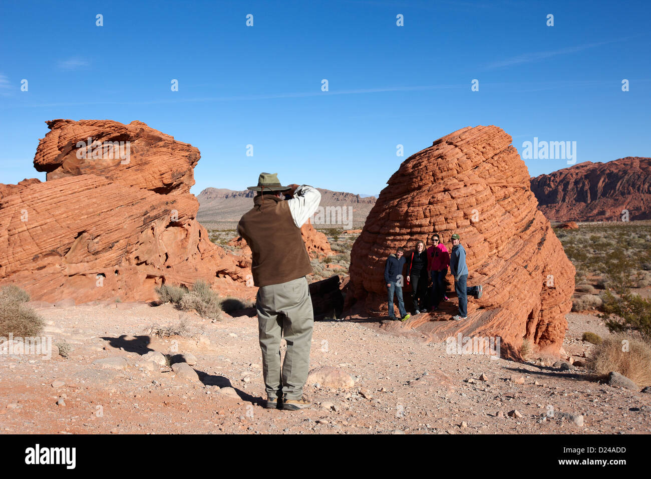 Tour guide prend des photos de touristes au grès des ruches dans la vallée de feu state park nevada usa Banque D'Images