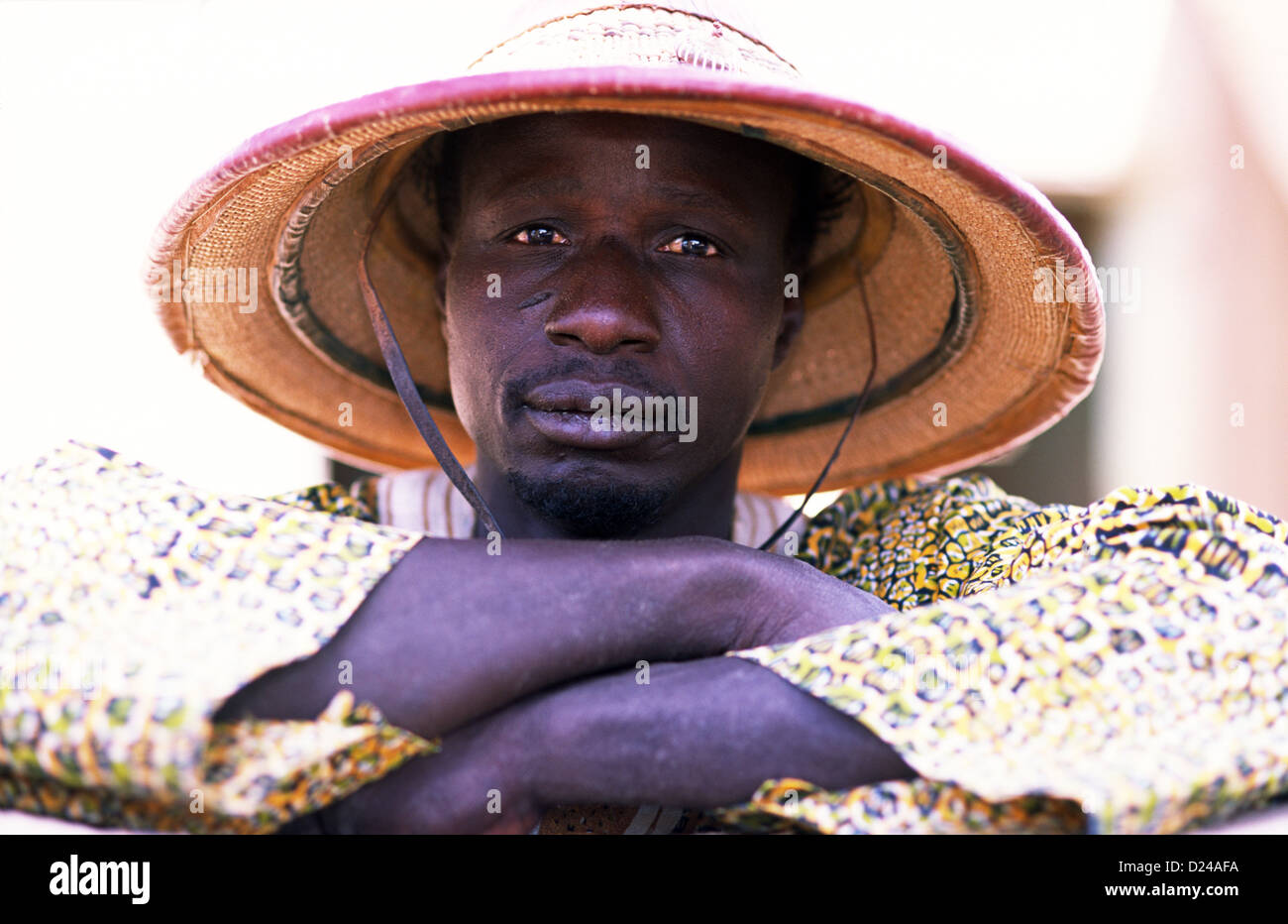 Un homme au Mali, Afrique de l'Ouest - le port d'un chapeau de paille  traditionnel Peul Photo Stock - Alamy