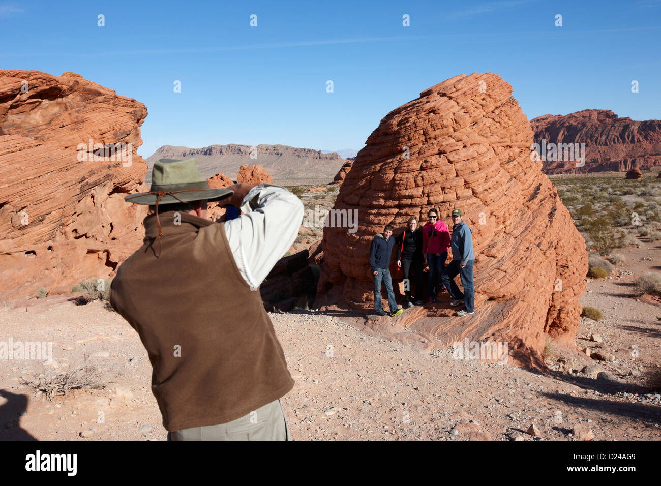 Tour guide prend des photos de touristes au grès des ruches dans la vallée de feu state park nevada usa Banque D'Images