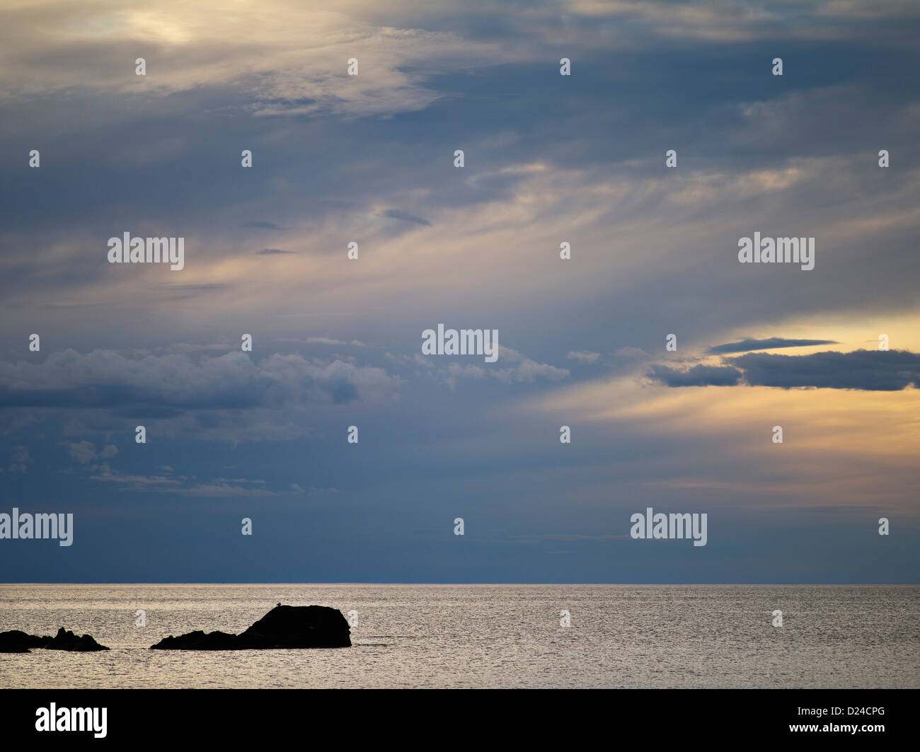 Les roches, la mer et le ciel au coucher du soleil vu de Skagen Flakstad dans les îles Lofoten de Norvège Banque D'Images