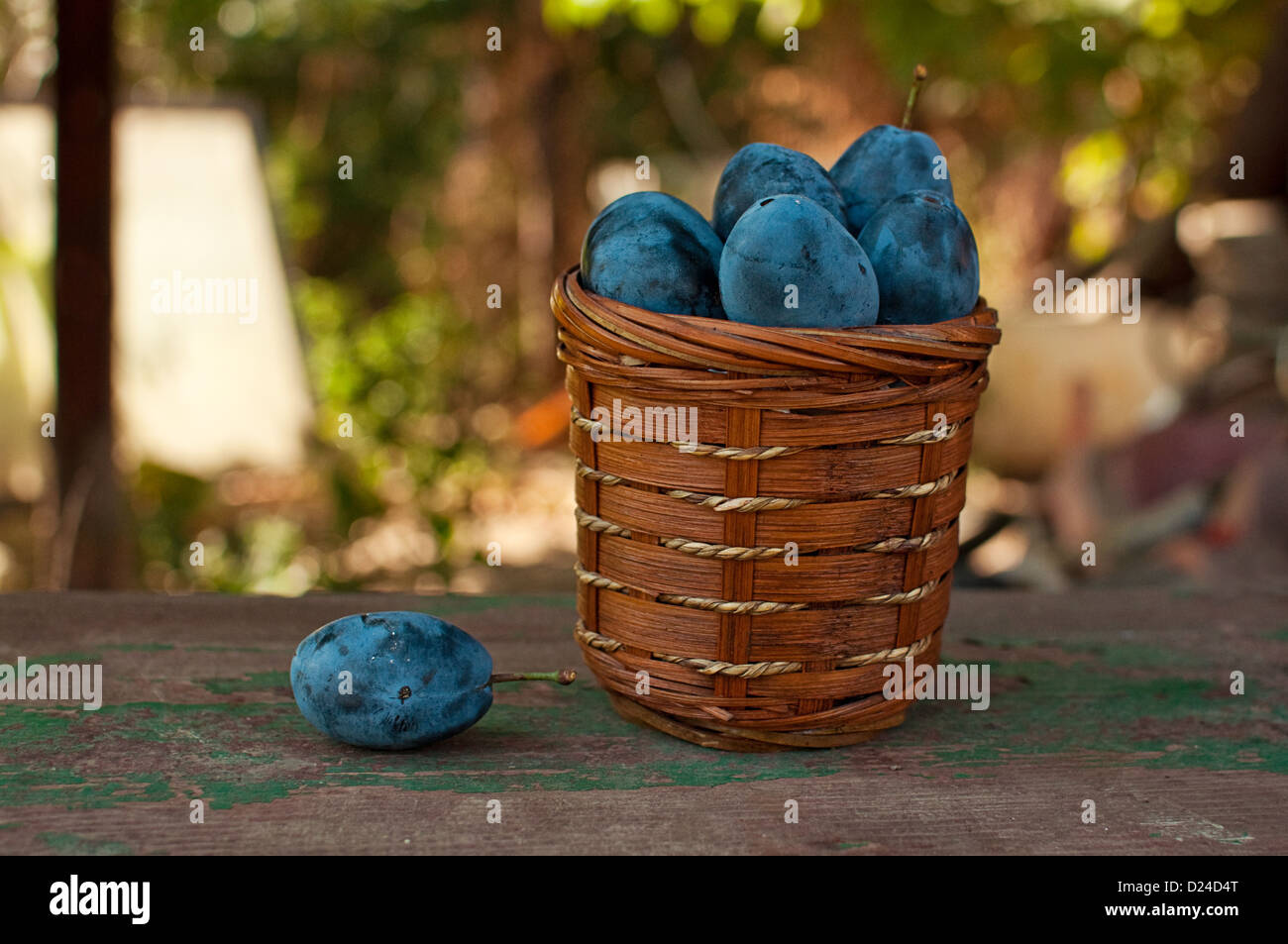 Prune savoureux sur la table ; l'agriculture image d'arrière-plan - la production d'aliments biologiques Banque D'Images