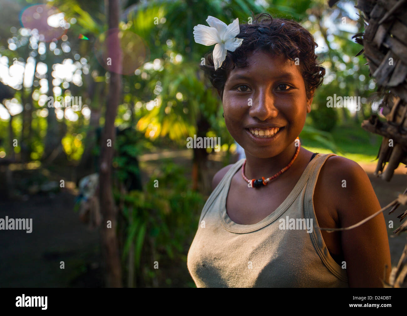 Gilr avec fleurs dans les cheveux, les îles Trobriand, Papouasie Nouvelle Guinée Banque D'Images