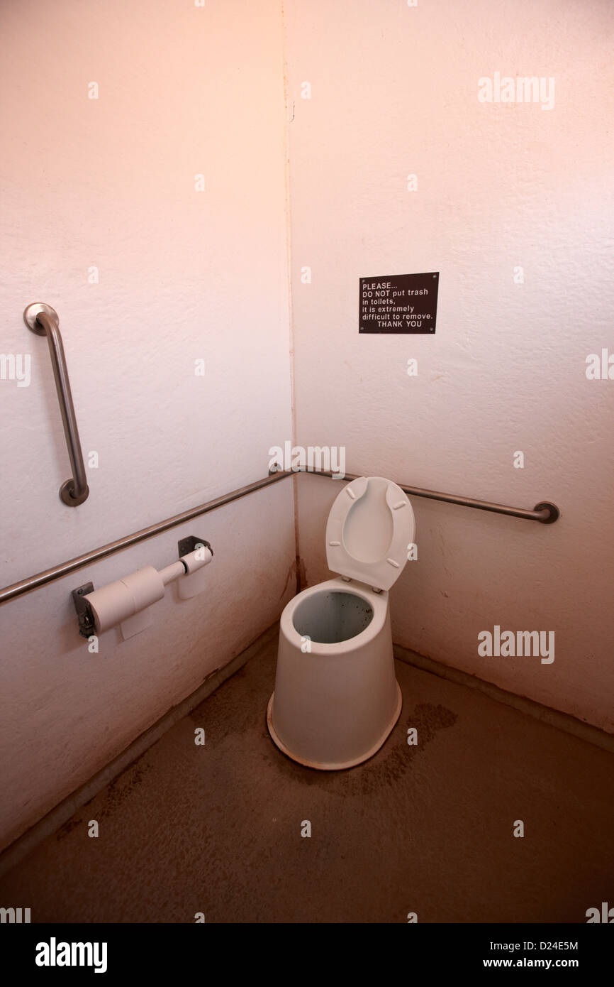 le compostage sans eau des toilettes publiques dans un parc d'état nevada usa Banque D'Images