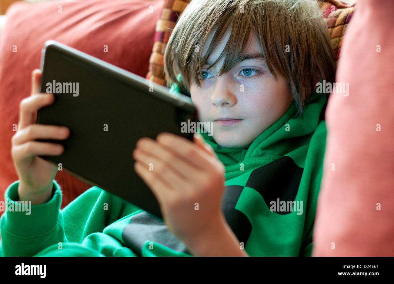 Jeune homme garçon à l'aide d'ipad mini tablet computer Banque D'Images
