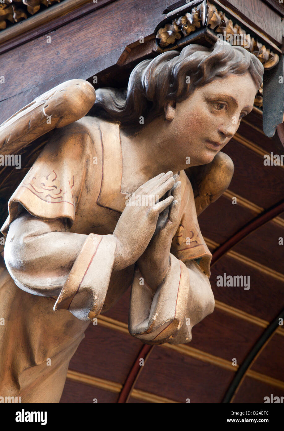 KOSICE - 3 janvier : Angel statue en bois à l'orgue de 19. 100. à Saint Elizabeth cathèdre gothique Banque D'Images