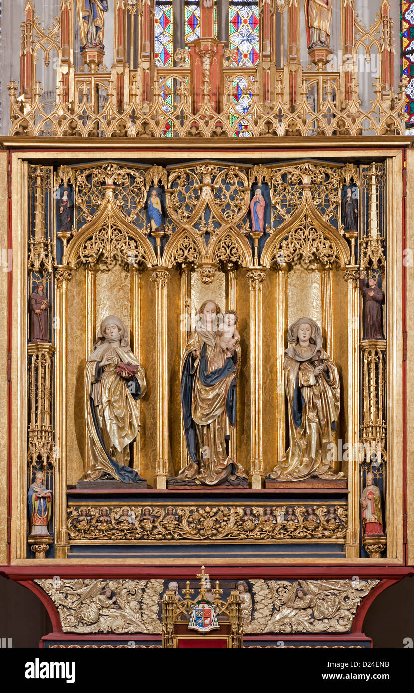 KOSICE - Janvier 3 : Principaux ailes sculptées autel de Saint Elizabeth cathédrale gothique des années 1474-1477 Banque D'Images