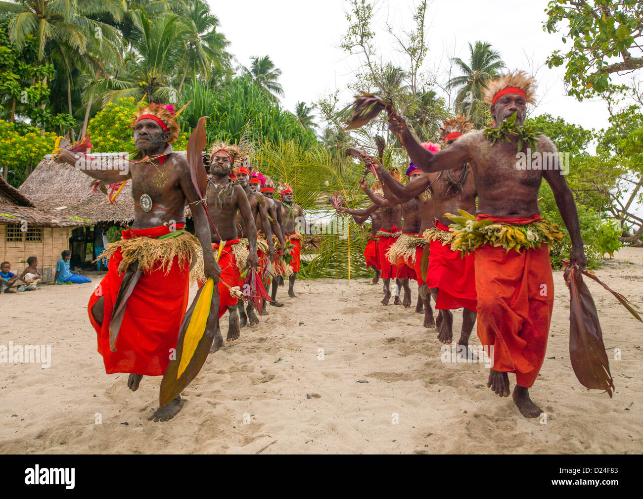Les hommes de la tribu des Paplieng la danse, New Ireland Island, Kavieng, Papouasie Nouvelle Guinée Banque D'Images