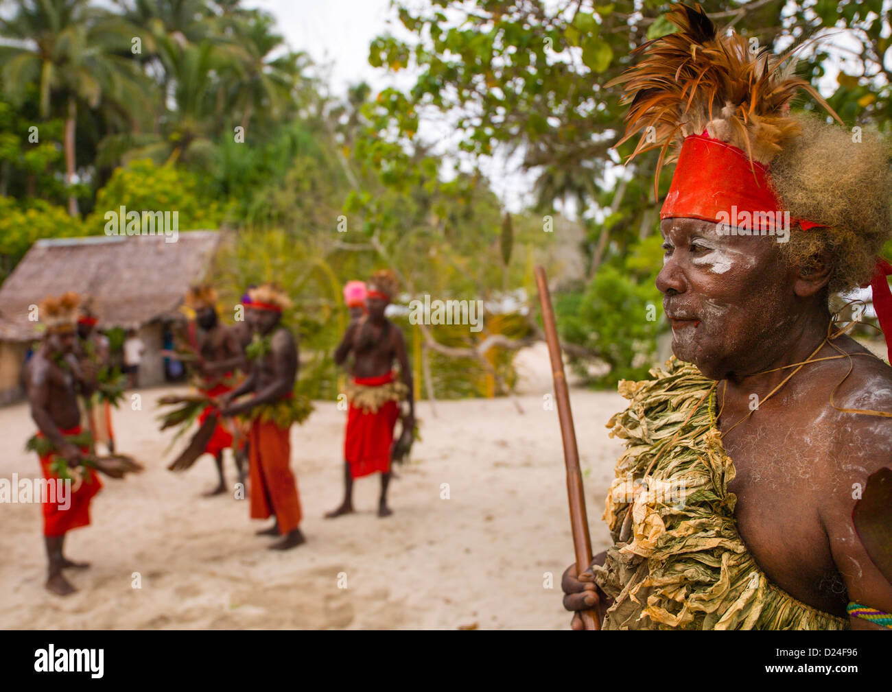 Les hommes de la tribu des Paplieng la danse, New Ireland Island, Kavieng, Papouasie Nouvelle Guinée Banque D'Images