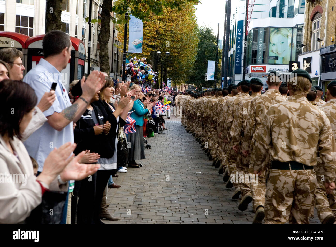 British Soldiers marching passé à une foule acclamant Bienvenue accueil parade. Banque D'Images
