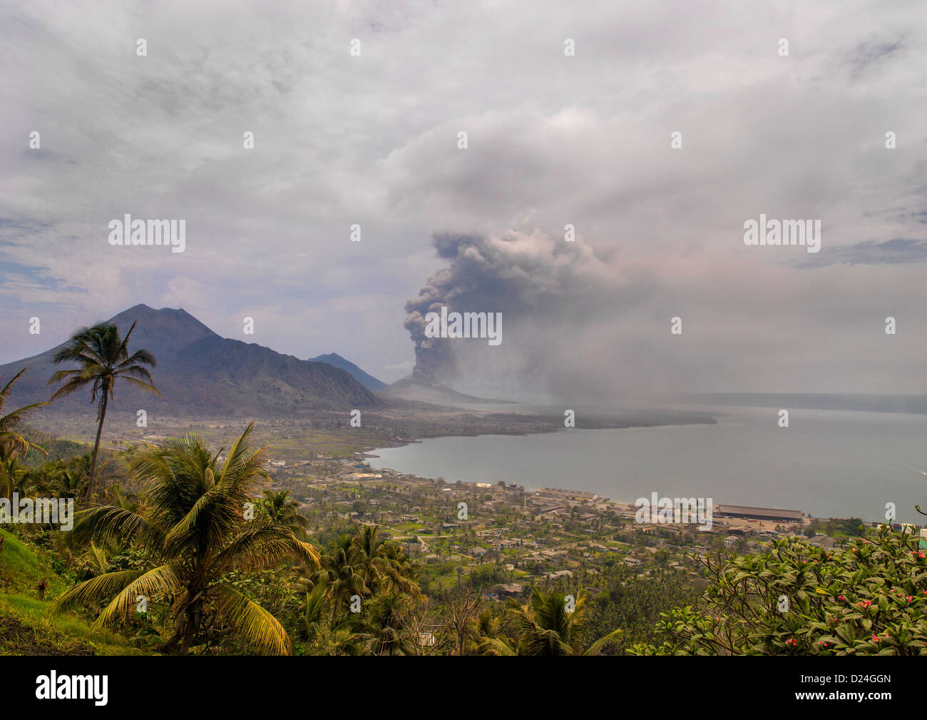 Éruption volcanique en volcan Tavurvur, Rabaul, en Nouvelle Bretagne Island, Papouasie-Nouvelle-Guinée Banque D'Images