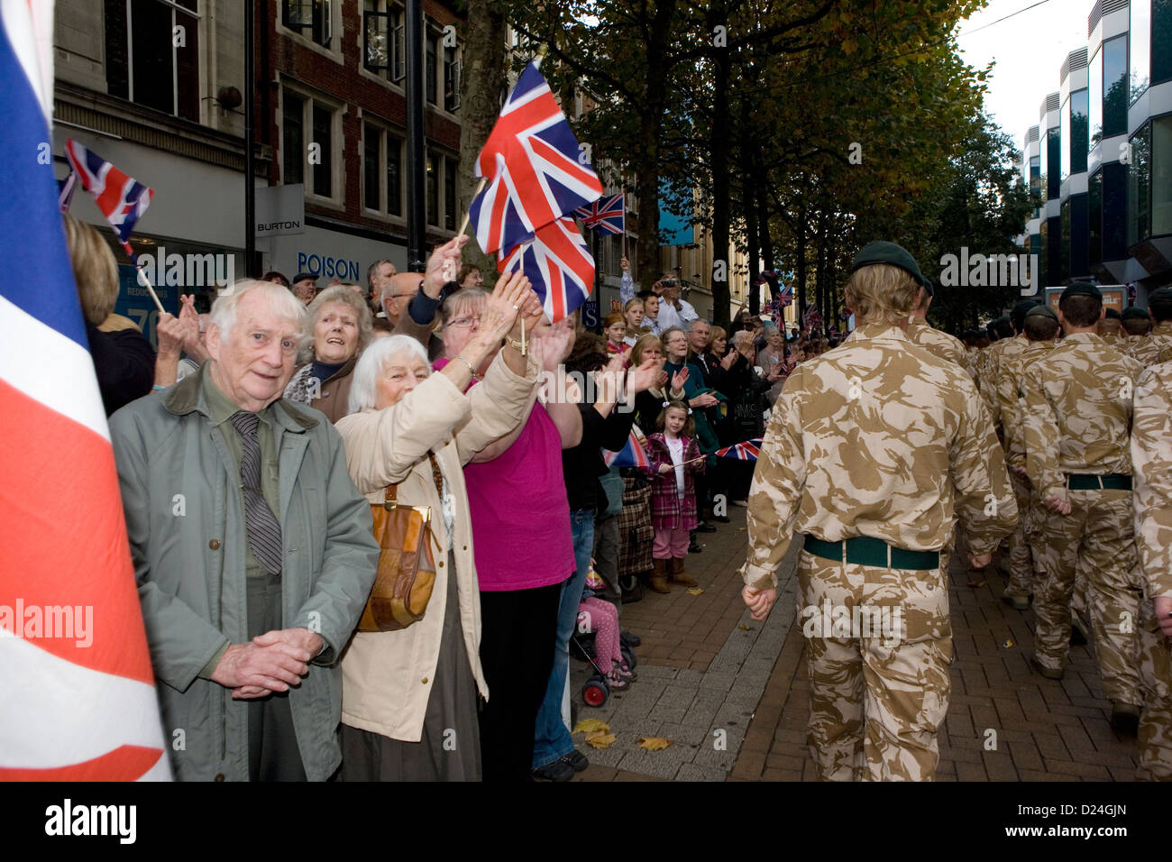 British Soldiers marching passé à une foule acclamant Bienvenue accueil parade. Banque D'Images