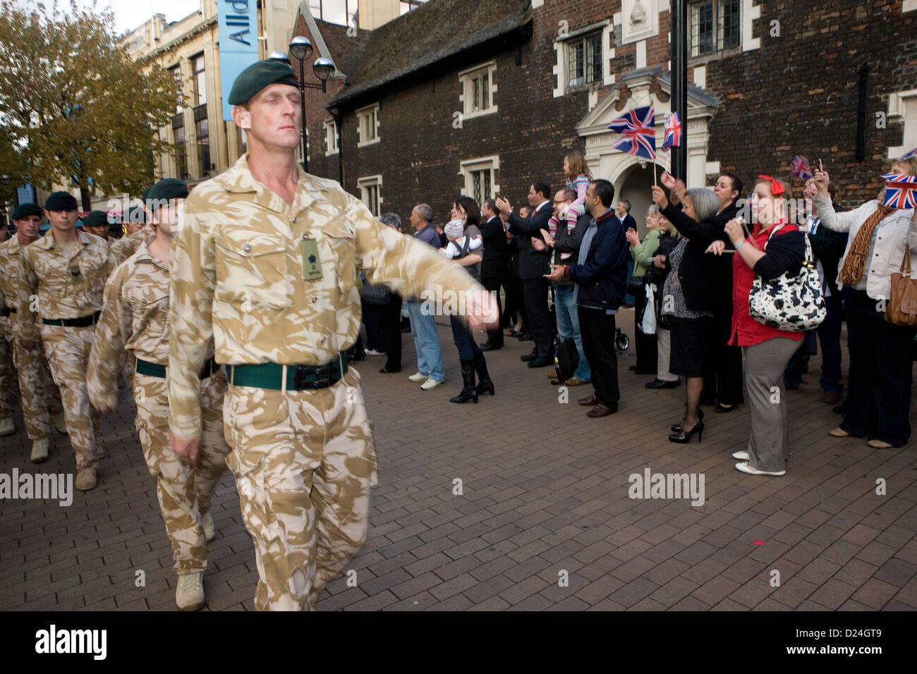 British Soldiers marching passé à une foule acclamant Bienvenue accueil parade. Banque D'Images