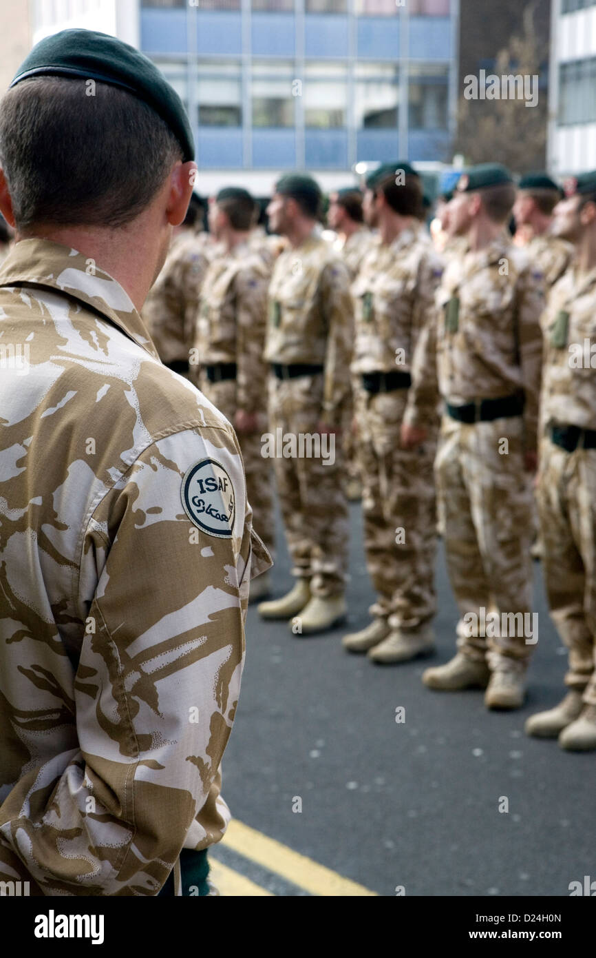 Des rangées de soldats britanniques portant camouflage de désert. Banque D'Images