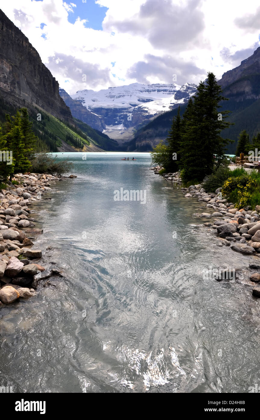 Des couleurs éclatantes de Lake Louise et des montagnes Rocheuses Banque D'Images