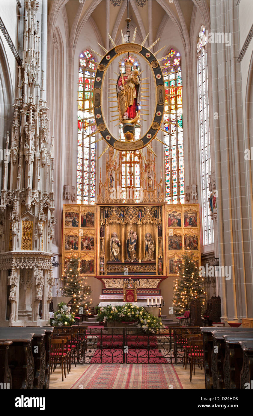 KOSICE - Janvier 3 : Principaux ailes sculptées autel de Saint Elizabeth cathédrale gothique Banque D'Images