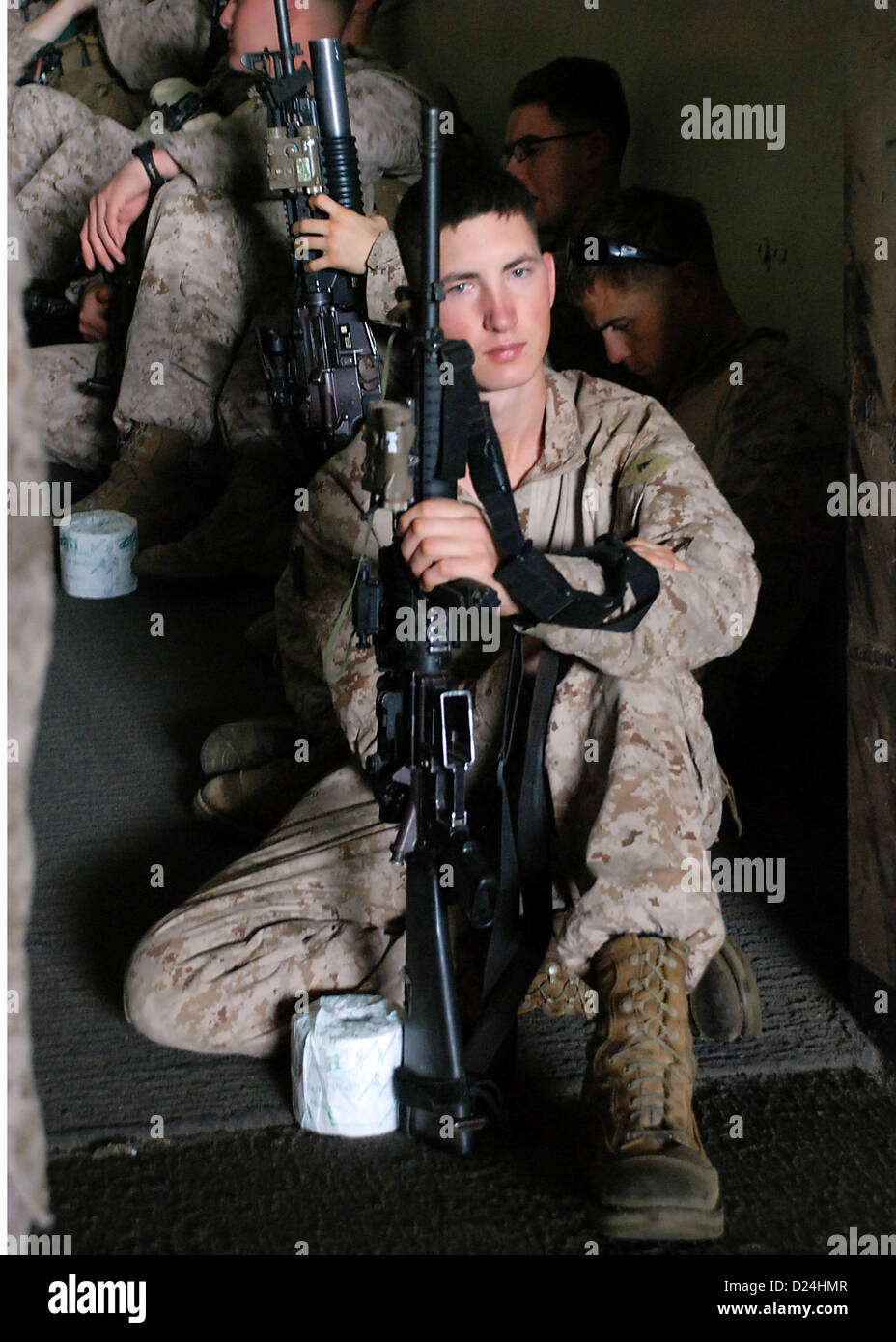 Lance le Cpl. Cory Curtis attend à bord d'un bateau de débarquement, d'un coussin d'air (LCAC) dans le pont du coffre de transport amphibie USS dock Green Bay (LPD 20). Green Bay fait partie de la groupe amphibie de Peleliu et entrepris, avec 15e Marine Expeditionary Unit, est déployé à l'appui d'opérations de sécurité maritime et les efforts de coopération en matière de sécurité dans le théâtre dans la 5e Flotte des États-Unis zone de responsabilité. . Jan 14, 2013 (U.S. Photo de la marine) Banque D'Images