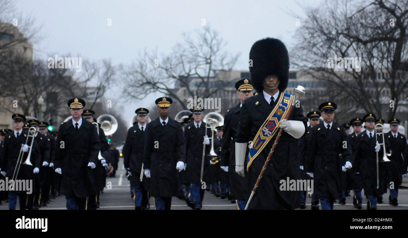 Le champ de l'armée américaine de parades dans les rues de Washington, D.C. Au cours de la répétition générale du défilé d'inauguration présidentielle, le 13 janvier 2013. La participation des militaires à l'investiture présidentielle remonte au 30 avril 1789, lorsque les membres de l'armée américaine, unités de milice locales et les anciens combattants de la guerre révolutionnaire escorté George Washington à sa première cérémonie d'inauguration. (DoD Photo par le s.. Antwaun J. Parrish) (Sortie) Banque D'Images