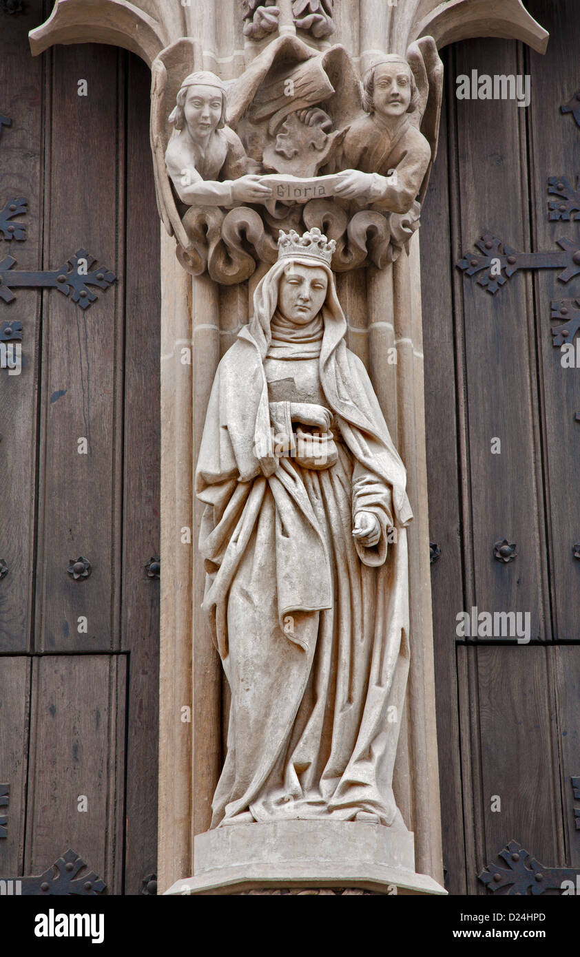 KOSICE - 3 janvier : Sainte Reine Elizabeth de Hongrie sur le portail nord de la cathédrale gothique Saint Elizabeth Banque D'Images