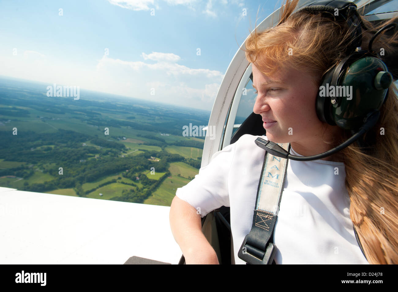 Femme co-pilote dans un petit avion en vol Banque D'Images