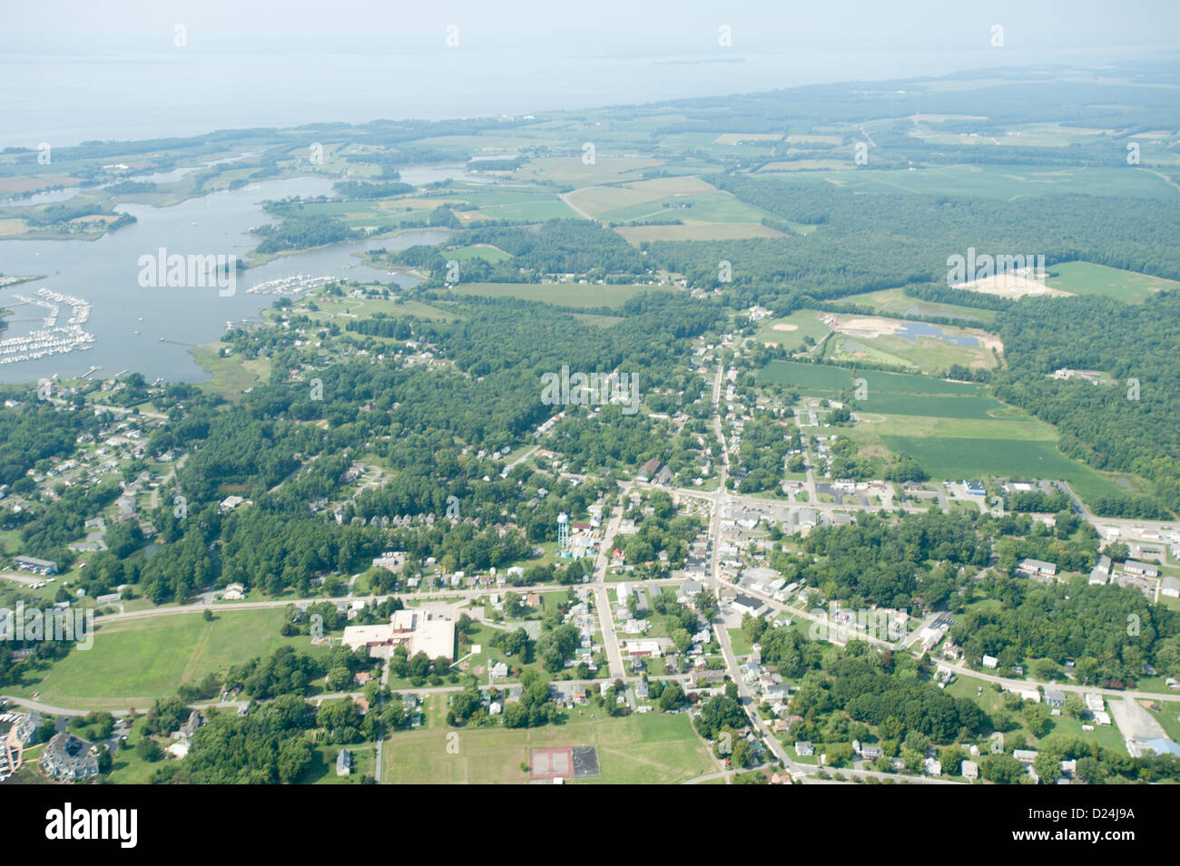 Vue aérienne de la ferme du Maryland et du paysage des rives de la baie de Chesapeake Banque D'Images