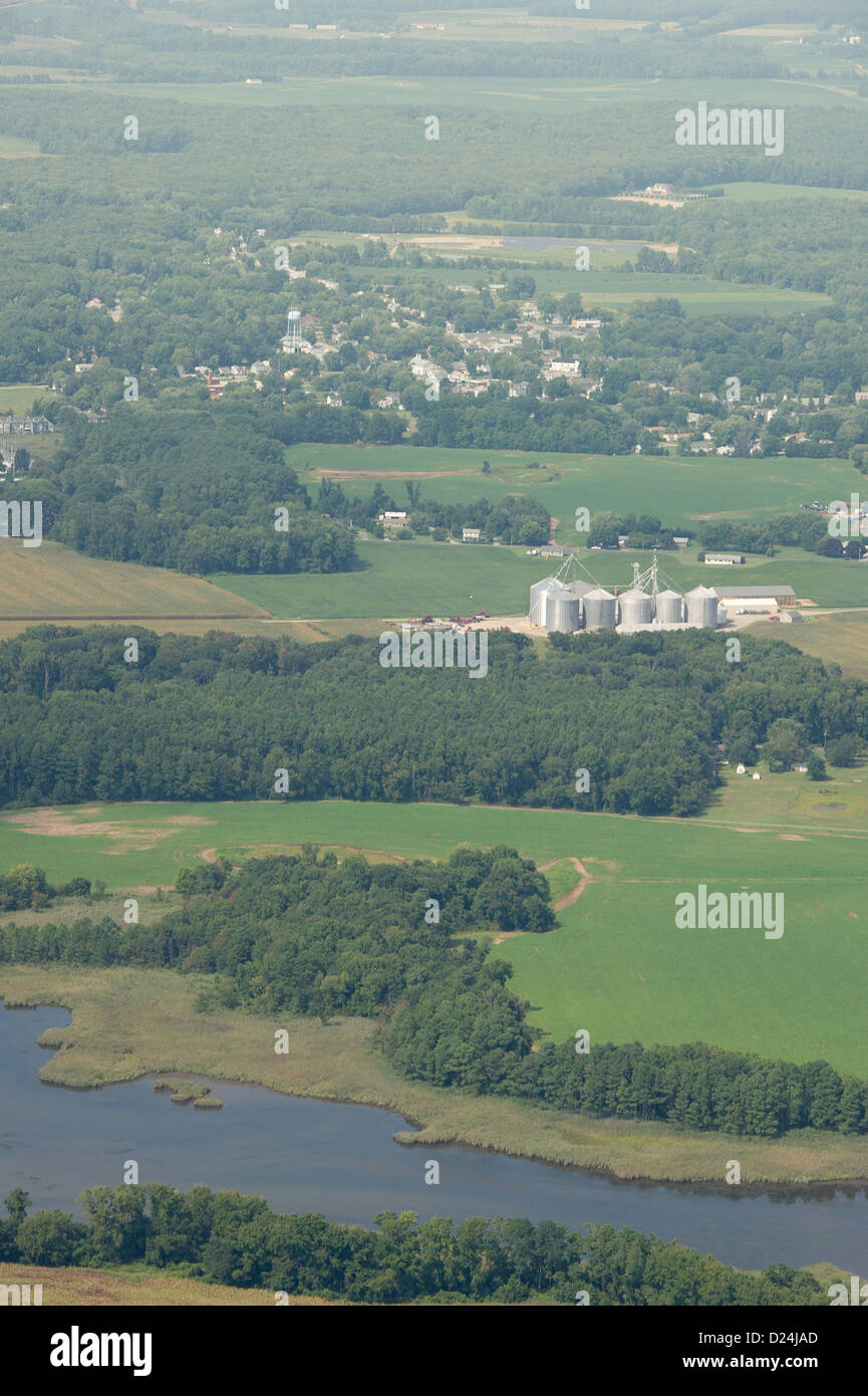 Vue aérienne de la ferme du Maryland et du paysage des rives de la baie de Chesapeake Banque D'Images