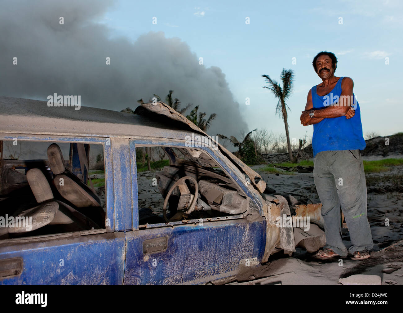 Monsieur le Jewakauckes en face de Tavurvur Volcano, Rabaul, en Nouvelle Bretagne Island, Papouasie-Nouvelle-Guinée Banque D'Images