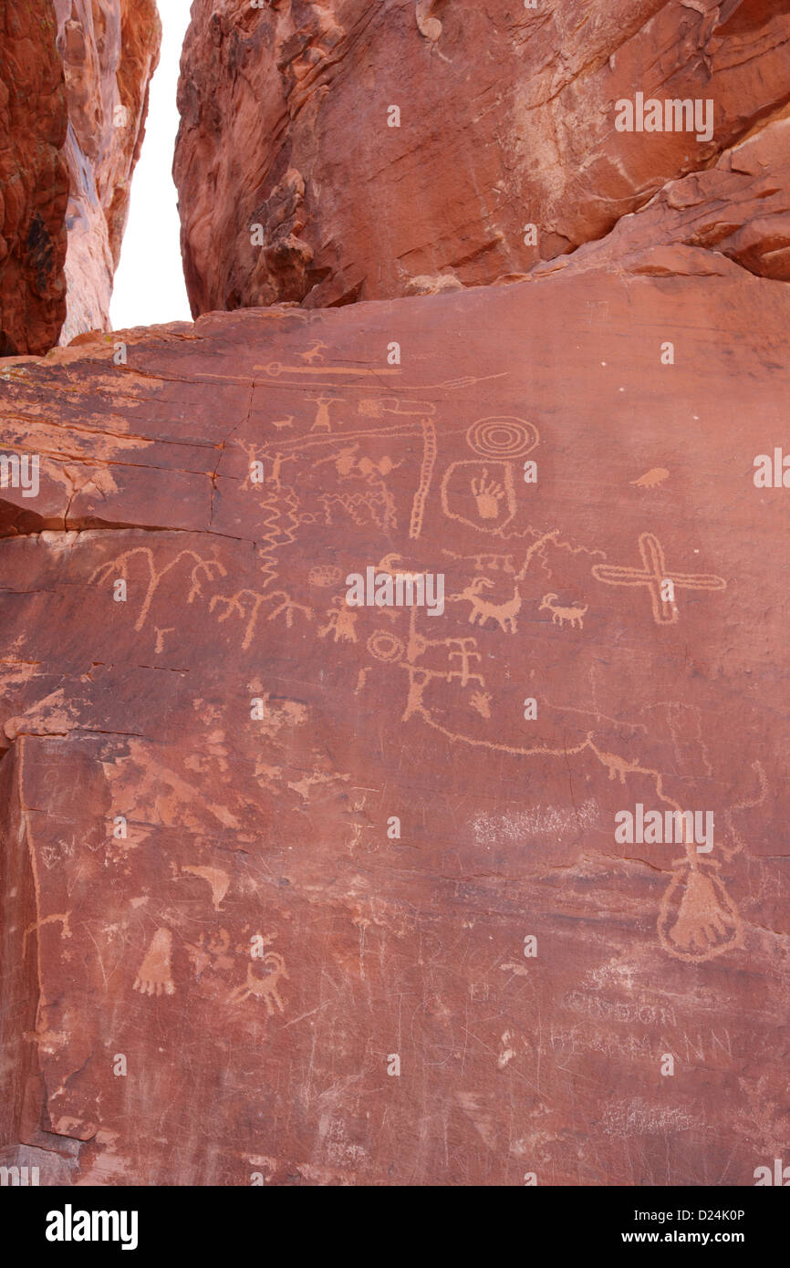 Pétroglyphes sur atlatl gros rocher avec pictogramme lance haut de la photo vallée de feu park nevada usa Banque D'Images
