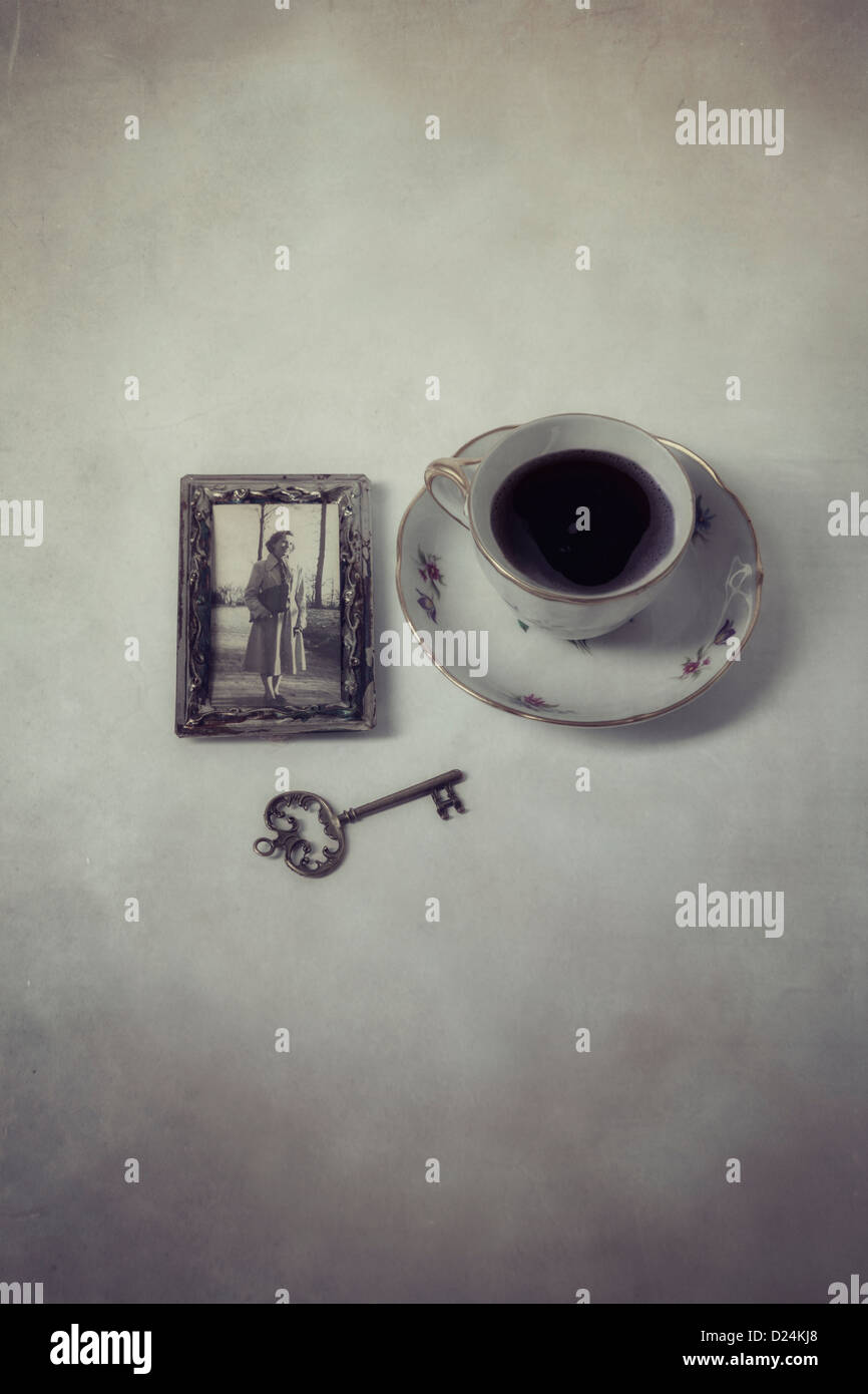Une tasse de café avec une vieille photo et une vieille clé Banque D'Images