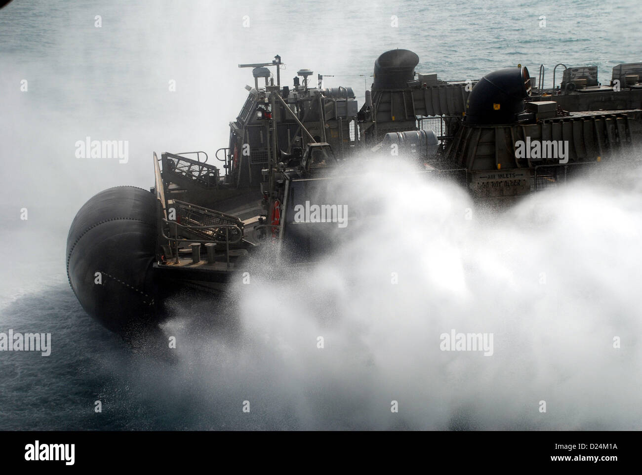 Un des engins de débarquement, d'un coussin d'air (LCAC) part de transport amphibie USS dock Green Bay (LPD 20). Green Bay fait partie de la groupe amphibie de Peleliu et entrepris, avec 15e Marine Expeditionary Unit, est déployé à l'appui d'opérations de sécurité maritime et les efforts de coopération en matière de sécurité dans le théâtre dans la 5e Flotte des États-Unis zone de responsabilité. Jan 14, 2013 (U.S. Photo de la marine) Banque D'Images