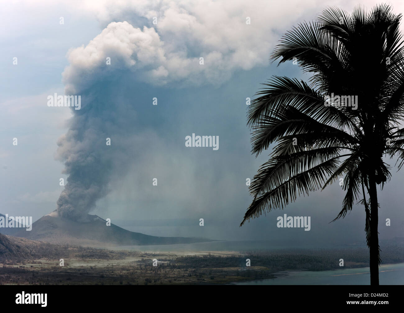 Éruption volcanique en volcan Tavurvur, Rabaul, en Nouvelle Bretagne Island, Papouasie-Nouvelle-Guinée Banque D'Images