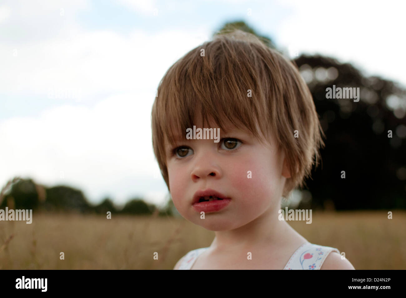 Un portrait d'une petite fille à l'extérieur Banque D'Images