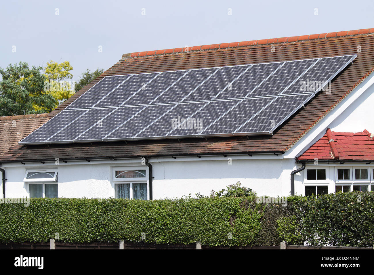 Des panneaux solaires photovoltaïques sur le toit de maison carrelée Banque D'Images