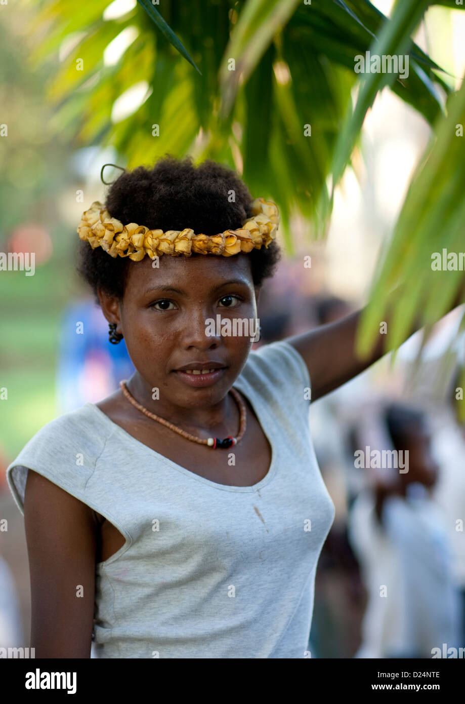 Gilr avec fleurs dans les cheveux, les îles Trobriand, Papouasie Nouvelle Guinée Banque D'Images