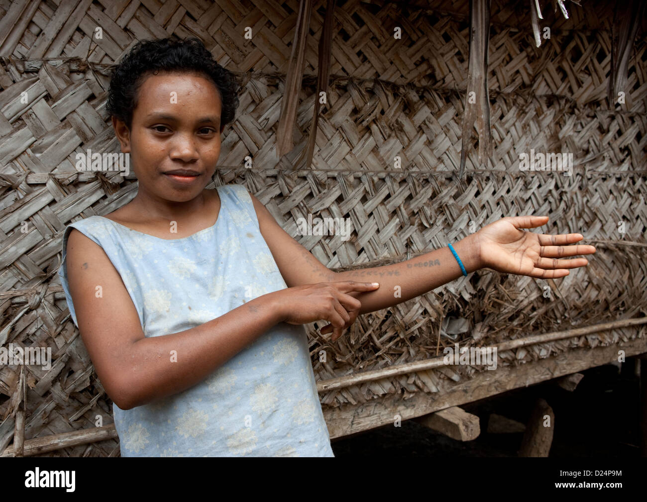 Islander Rif en montrant son tattos, île Trobriand, Papouasie Nouvelle Guinée Banque D'Images