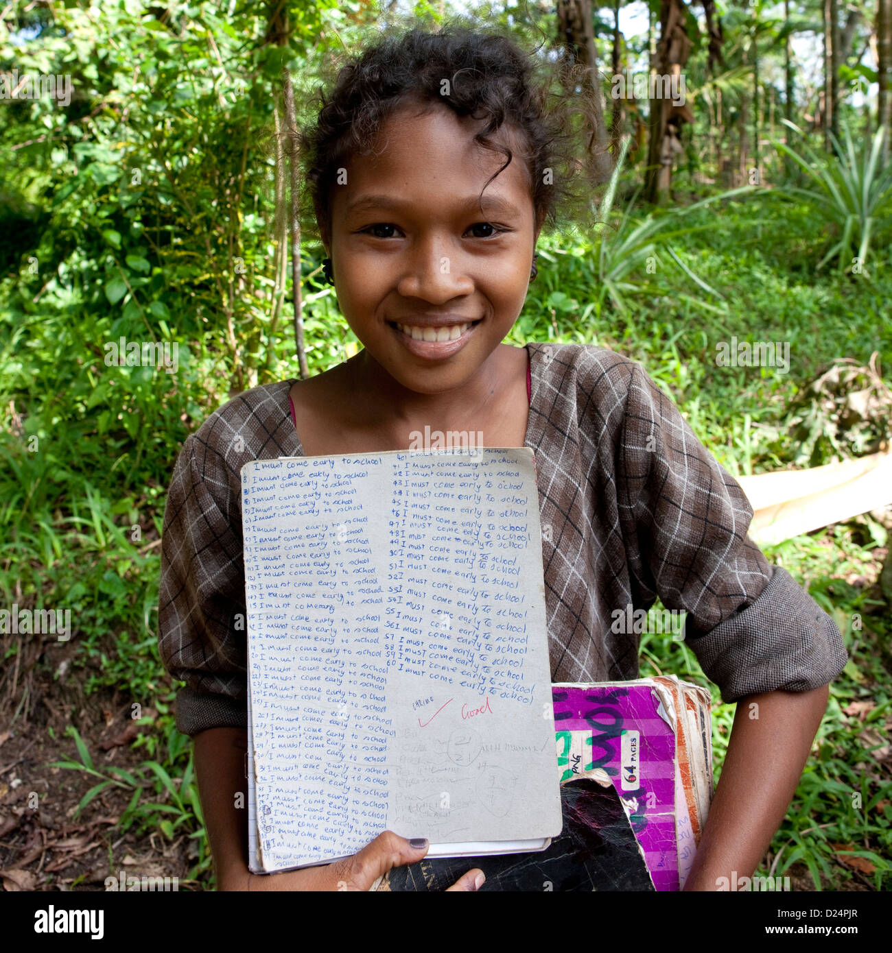 Islander Girl with School Works, île Trobriand, Papouasie Nouvelle Guinée Banque D'Images