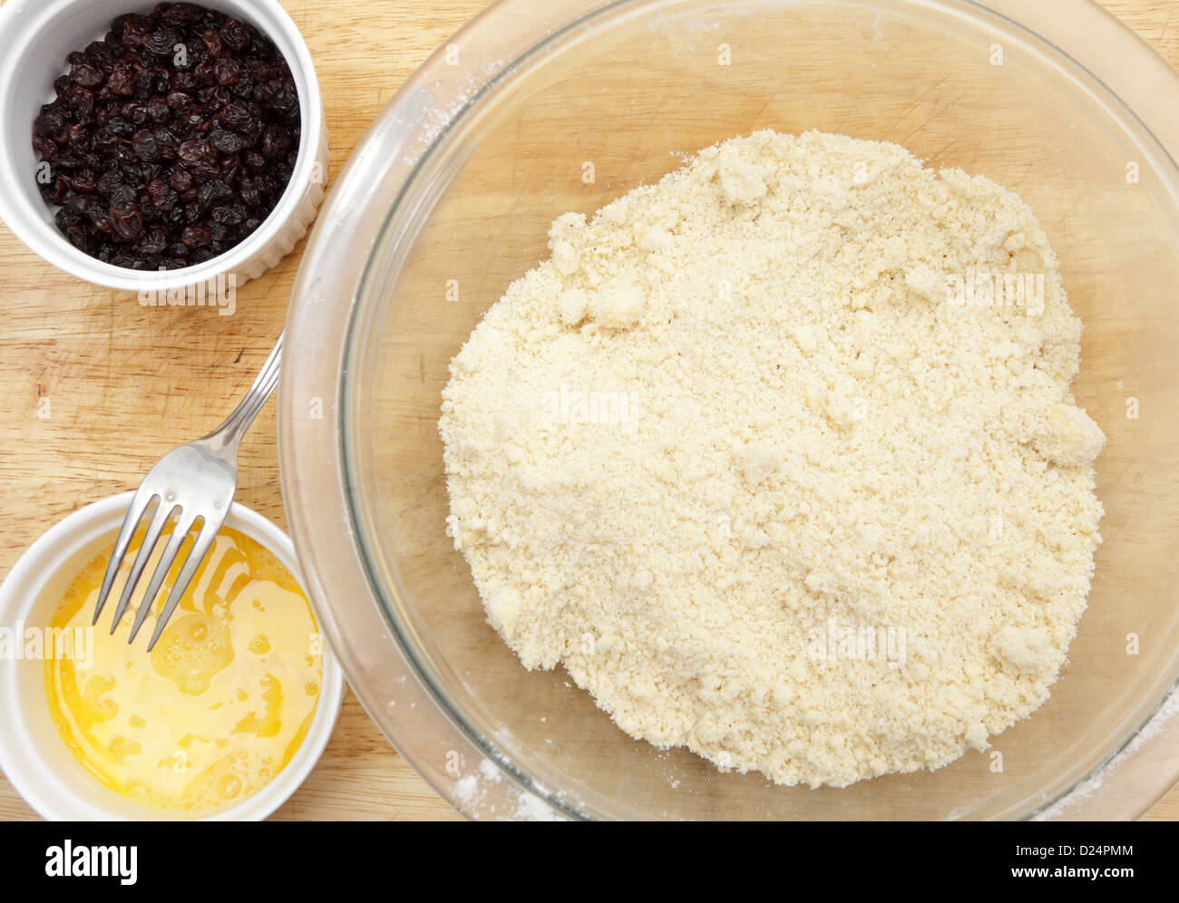 Les courants et l'oeuf battu prêt pour l'ajout à la frotta la farine, le sucre, le beurre et le mélange d'épices à gâteaux gallois traditionnel Banque D'Images