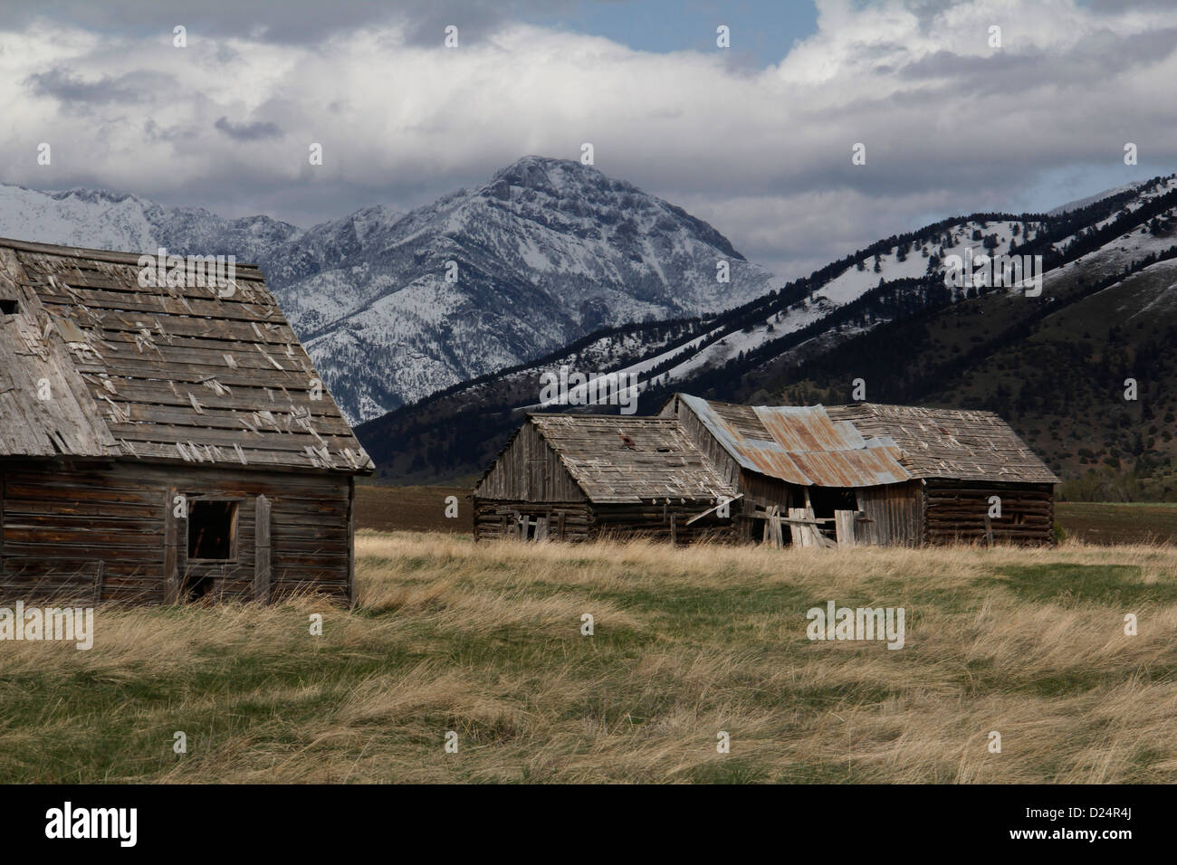 Montagnes et traversé vieille grange Rocheuses Montana storm cloud Banque D'Images