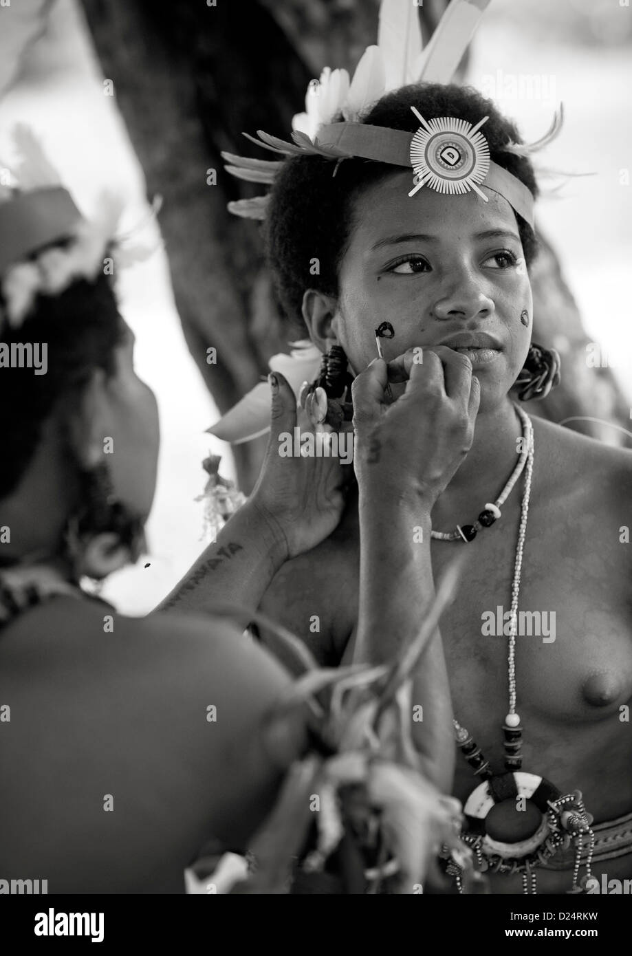 Danseuse Tribal féminin constituent dans l'île Trobriand, Papouasie Nouvelle Guinée Banque D'Images