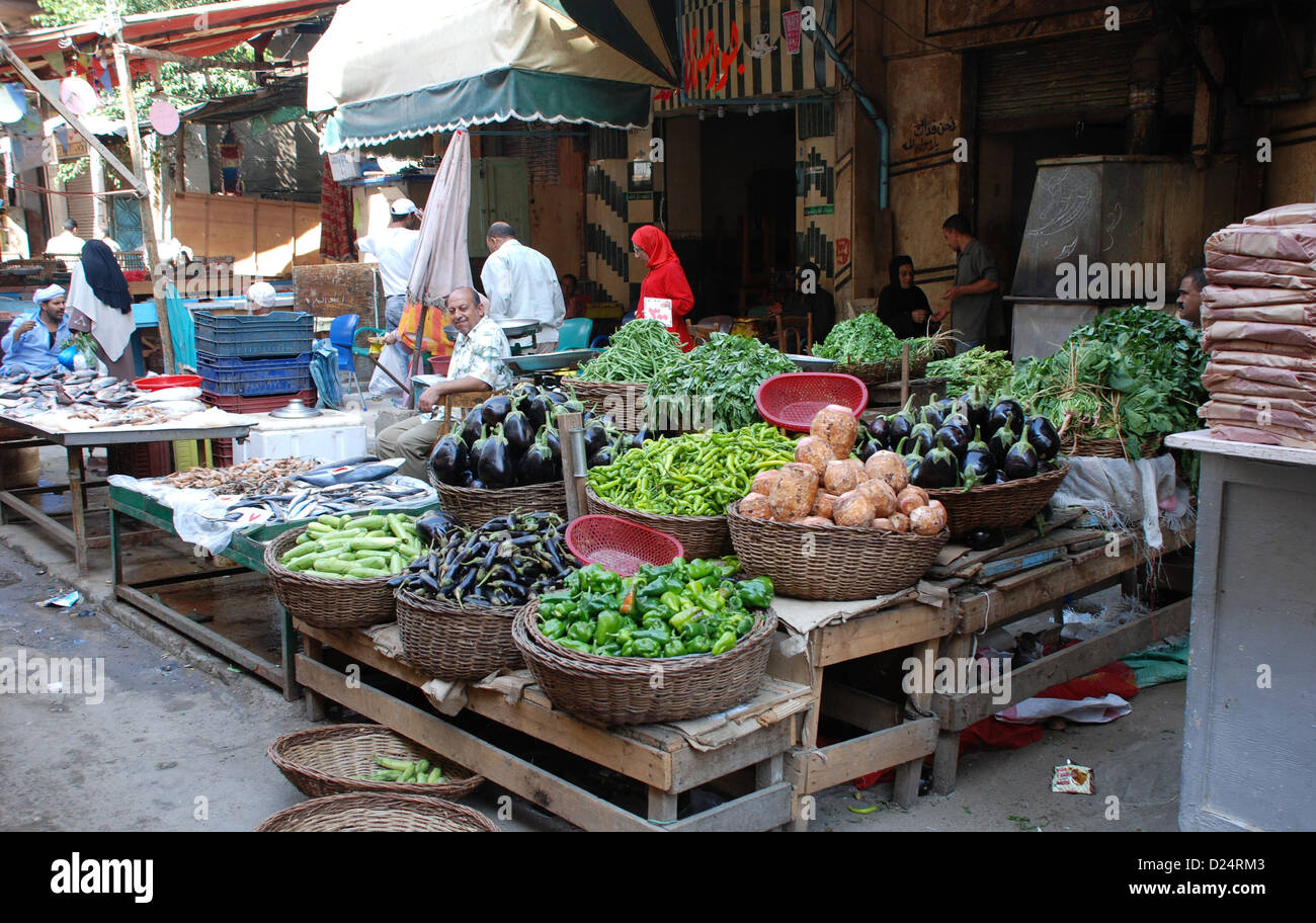 Street market vegetable stall à Alexandrie, Egypte Banque D'Images