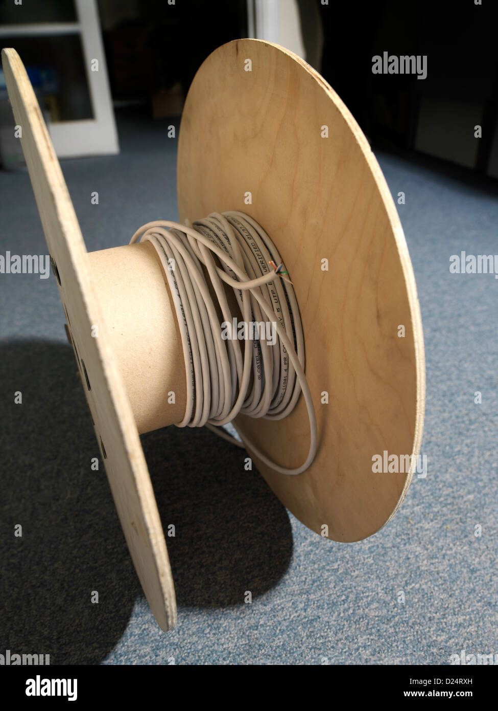 Un câble à paires torsadées sur un tambour de câble Banque D'Images