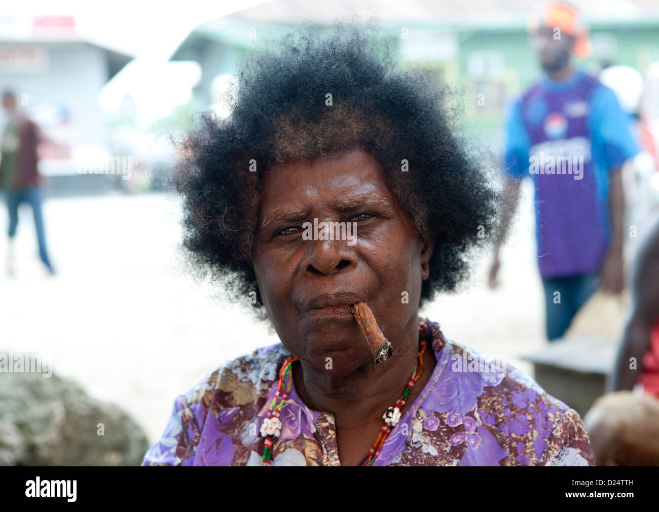 Femme fumant à Buka, Marché, Bougainville, en Papouasie-Nouvelle-Guinée Banque D'Images